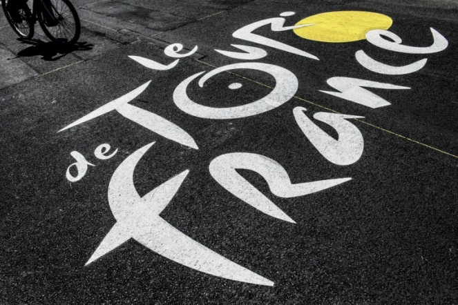 Logo du Tour de France peint sur la chaussée, le 10 juillet 2015 lors de la 7e étape entre Livarot et Fougères