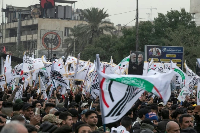 Des partisans du Hachd al-Chaabi, coalition de factions irakiennes pro-Iran, manifestent dans les rues de Bagdad le 1er janvier 2022, pour commémorer le deuxième anniversaire de l'assassinat par les Etats-Unis du général irakien Qassem Soleimani et de son lieutenant irakien