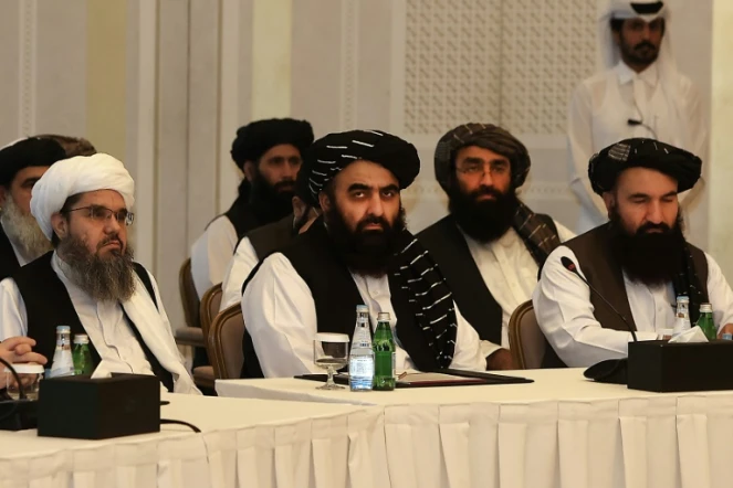 Les membres talibans Shahabuddin Delawar (g), Amir Khan Muttaqi (c) et Khairullah Khairkhwa (d) lors d'une rencontre avec des diplomates étrangers, le 12 octobre 2021 à Doha, au Qatar
