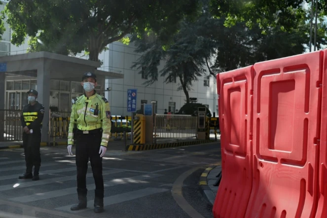 La police chinoise empêche l'accès, le 28 décembre 2020, au tribunal de Shenzhen où doit se tenir le procès de militants pro-démocratie de Hong Kong ayant tenté de fuir vers Taïwan