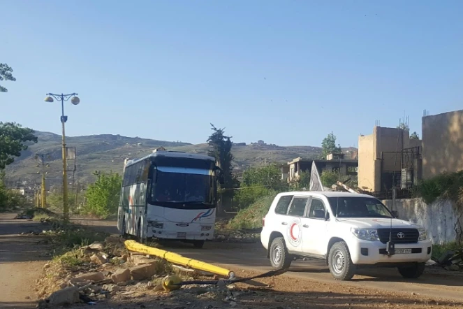 Un bus transportant des blessés quitte le 20 avril 2016 la ville assiégée de Madaya