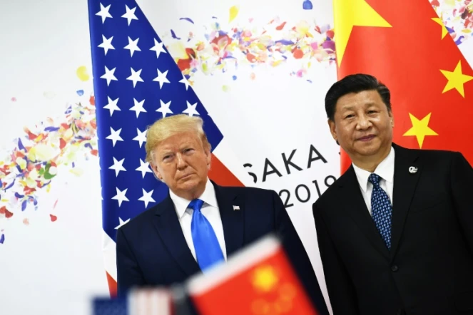 Les présidents américain Donald Trump et chinois Xi Jinping (d) lors du sommet du G20, le 29 juin 2019 à Osaka, au Japon