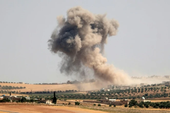 De la fumée s'échappe du village de Maar Hattat dans la province d'Idleb en Syrie, après un bombardement, le 20 août 2019