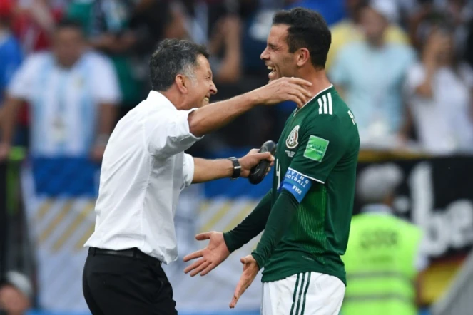 Le milieu merxicain Rafael Marquez (d) est congratulé par son entraîneur  Juan Carlos Osorio à la fin du match contre la Russie au Mondial, le 17 juin 2017 à Moscou