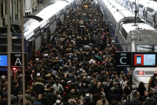Des voyageurs sont massés sur les quais de la gare de Lyon à Paris, le 3 avril 2018 jour de grève de la SNCF