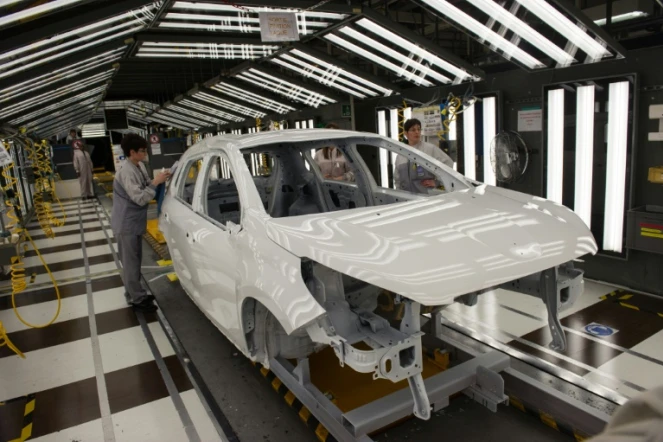 Une chaîne de production de PSA Peugeot Citroen à Mulhouse, le 29 avril 2015