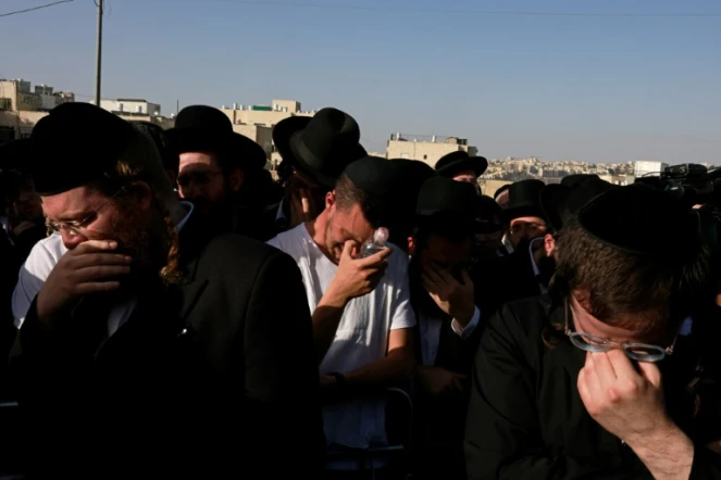 Des juifs ultra-orthodoxes pleurent lors de funérailles à Jérusalem d'une victime de la bousculade lors du pèleringae juif au mont Meron, dans le nord d'Israël, le 30 avril 2021
