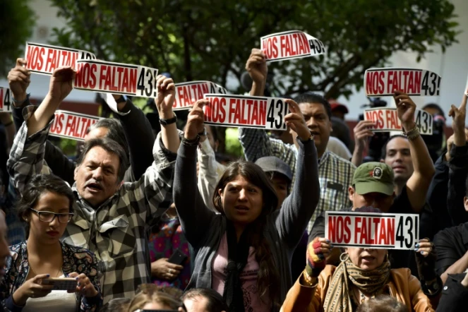 Les parents des 43 étudiants mexicains disparus manifestent le 24 avril 2016 à Mexico 