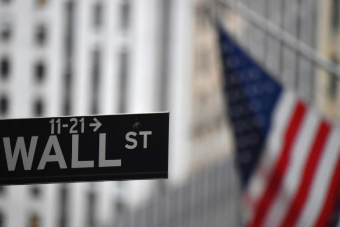 Un drapeau flotte devant le New York Stock Exchange (NYSE) à Wall Street (New York), le 31 août 2020