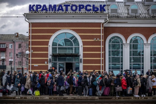 Des familles arrivent à la gare principale de Kramatorsk, dans l'est de l'Ukraine, le 3 avril 2022, dans l'attente d'un train qui les éloignera de la ligne de front