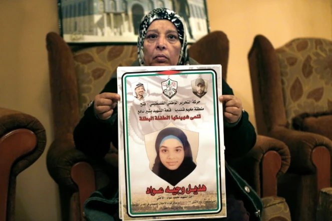 Maliwa Awwad montrant une photo de sa fille Hadil décédée, à Qalandia, près de Ramallah le 16 décembre 2015