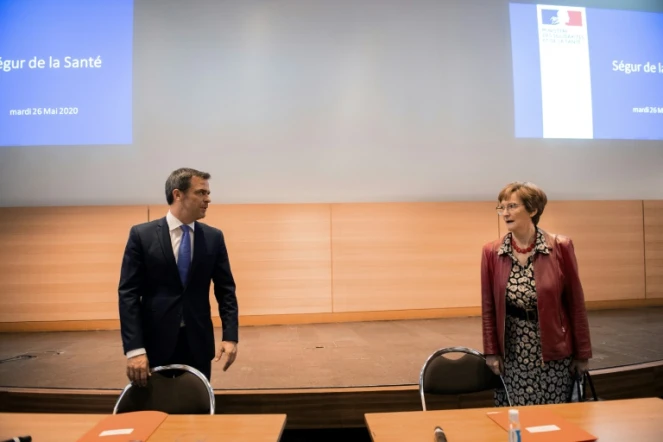 Olivier Véran et Nicole Notat lors d'une réunion du Ségur de la Santé le 26 mai 2020 à Paris