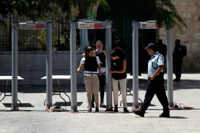 Des policiers israéliens installent des portiques détecteurs de métaux devant la Porte des Lions, conduisant à la Mosquée Al-Aqsa, le 16 juillet 2017 dans la Vieille ville de Jérusalem