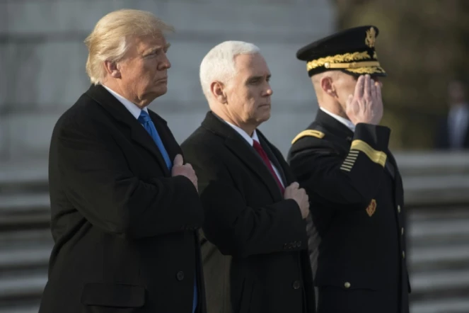 Donald Trump et Mike Pence au cimetière national d'Arlington le 19 janvier 2017 à Arlington