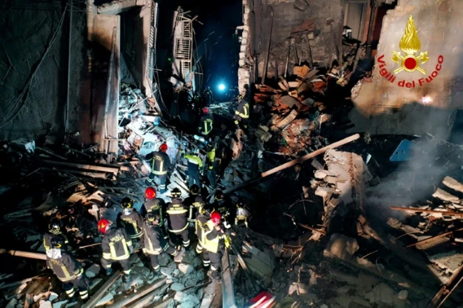 Photo diffusée par les pompiers italiens le 12 décembre 2021 montrant l'effondrement d'un immeuble de quatre étages à Ravanusa, en Sicile