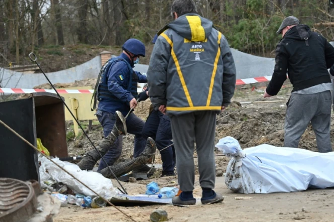 Un corps est remonté d'une fosse près de Bouzova, à l'ouest de Kiev, le 10 avril 2022 en Ukraine