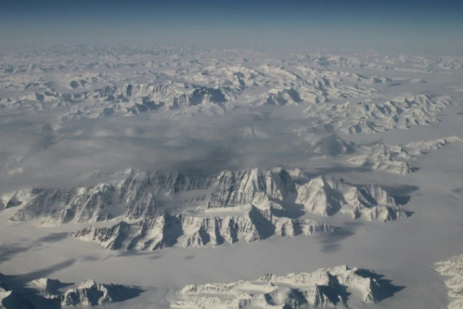 Vue aérienne du littoral nord-est du Groenland, le 26 mars 2016