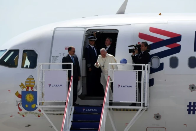 Le pape François descend de l'avion à l'aéroport de d'Iquique au Pérou, le 18 janvier 2018