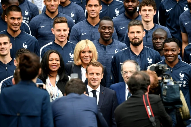 Le président de la République Emmanuel Macron (c) et son épouse posent avec les Bleus au centre d'entraînement de Clairefontaine, le 5 juin 2018 