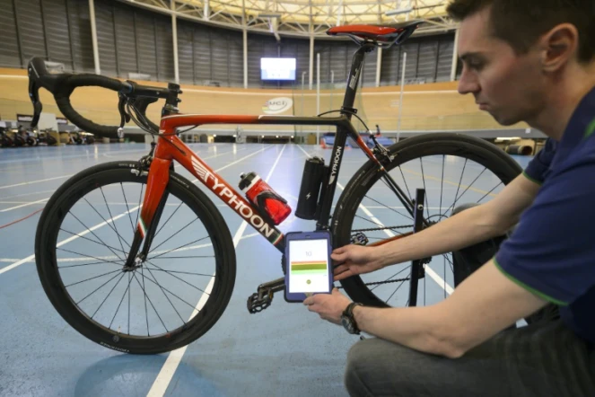 Un membre de l'Union cycliste internationale (UCI) scanne à l'aide d'un appareil électronique un vélo afin de détecter une éventuelle fraude mécanique, le 3 mai 2016 à Aigle en Suisse