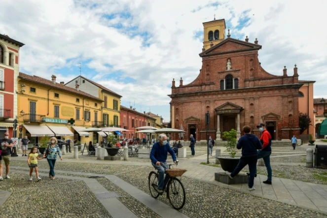 Des habitants de Codogno (sud-est de Milan) reprennent leurs activités, le 20 mai 2020 dans la ville où a été detecté le premier cas de coronavirus en Italie