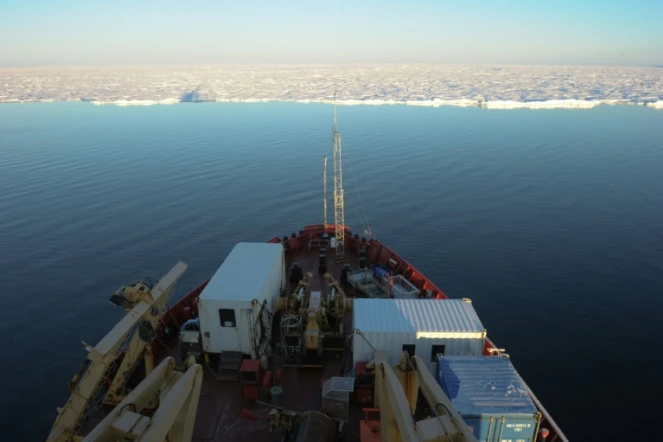 Le brise-glace de recherche canadien Amundsen le 27 septembre 2015 dans les eaux de l'Arctique  