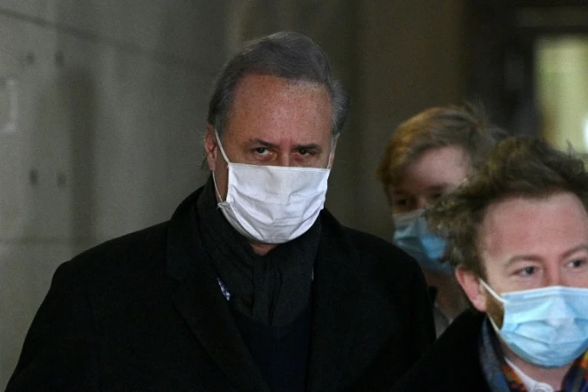 Georges Tron et son avocat Antoine Vey peu avant l'audience au tribunal de Paris, le 17 février 2021