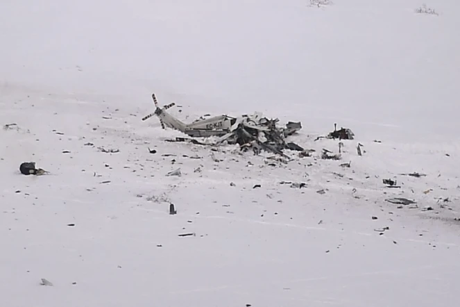 Carcasse de l'hélicoptère de secours qui évacuait un skieur blessé secouru quelques instants plus tôt sur les pistes de Campo Felice dans les Abruzzes, et qui s'est écrasé dans les montagnes italiennes, le 24 janvier 2017