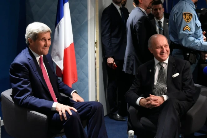 Le secrétaire d'Etat américain, John Kerry (g) et le ministre français des Affaires étrangères, Laurent Fabius, le 9 décembre 2015 à la COP21 à Paris