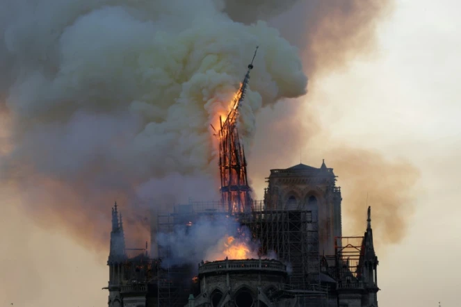 Le flèche de Notre-Dame de Paris s'effondre le 15 avril 2019 lors du gigantesque incendie qui ravage la cathédrale