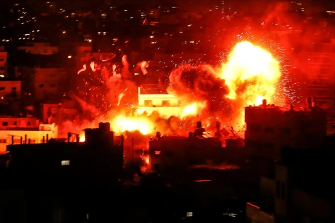 Une boule de feu s'élève au-dessus du site d'un bâtiment du mouvement islamiste palestinien Hamas, visé par des tirs israéliens, le 12 novembre 2018 dans la bande de Gaza