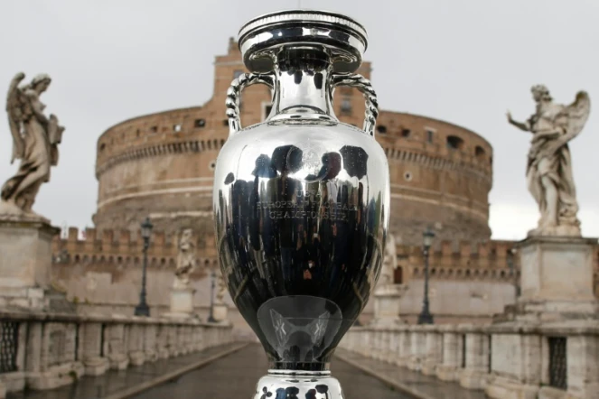 Le trophée de l'Euro 2020, présenté le 20 avril 2021 devant le pont Sant'Angelo à Rome, ville où aura lieu le match d'ouverture entre l'Italie et la Turquie, le 11 juin 2021