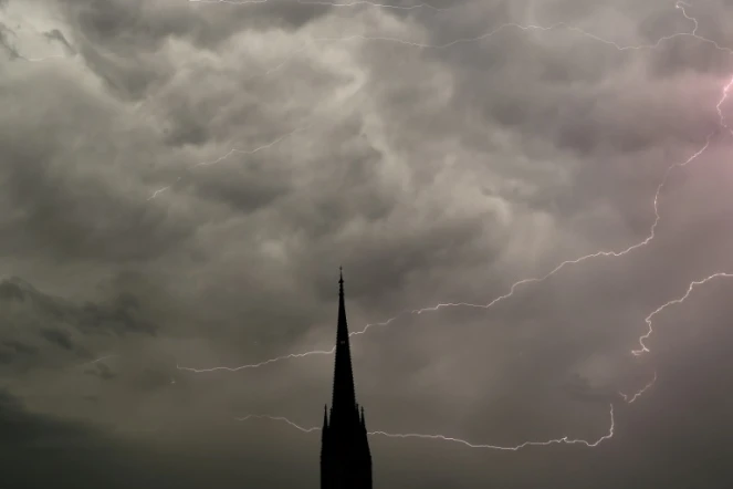 Un éclair au dessus de l'église Saint-Michel à Bordeaux, le 4 juillet 2018