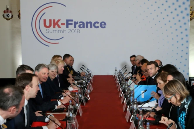 Les délégations française et britannique autour d'Emmanuel Macron (d) et Theresa May (g), le 18 janvier 2018 à Sandhurst, près de Londres