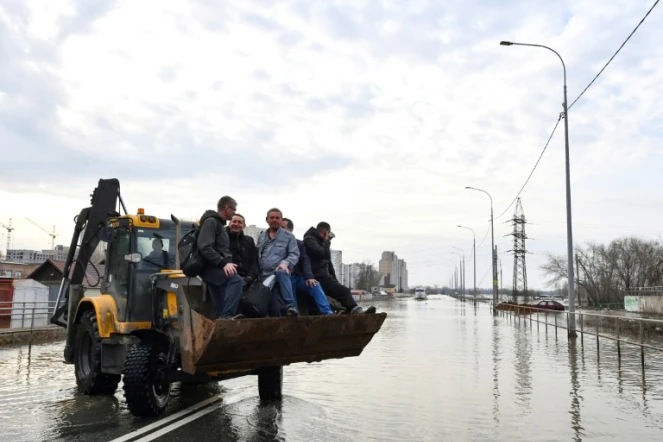 Moyens de transports improvisés dans la ville inondée d'Orenboug en Russie le 13 avril 2024