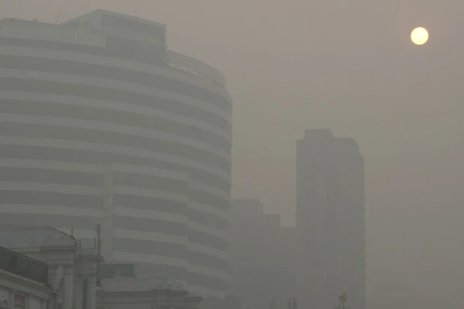 Lever du soleil le 7 novembre 2016 un jour de brouillard à New Delhi