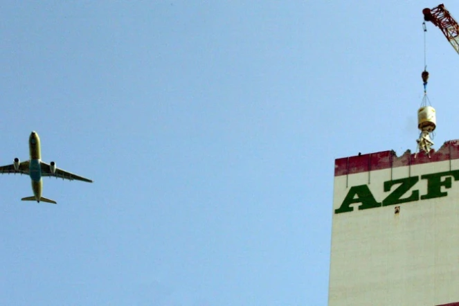 Démolition d'une tour de l'usine AZF de Toulouse le 7 juillet 2003
