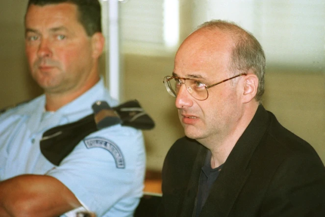 Jean-Claude Romand dans le box des accusés à l'ouverture de son procès, le 25 juin 1996 devant la Cour d'assises de l'Ain 