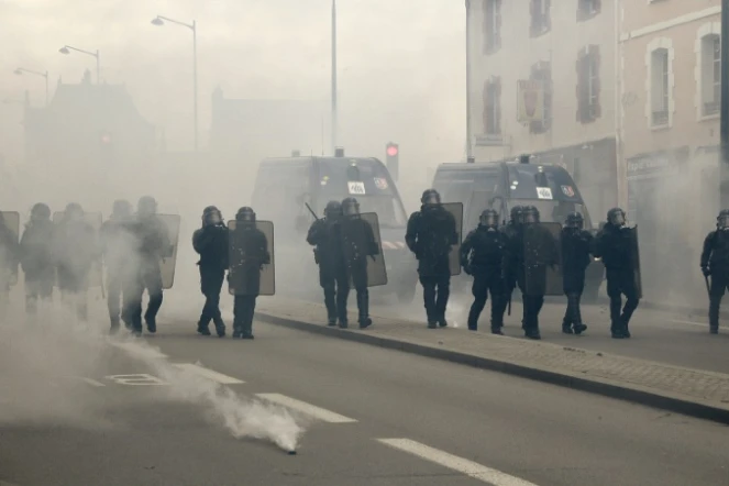 Heurts entre la police et des manifestants à Rennes, le 14 mai 2016