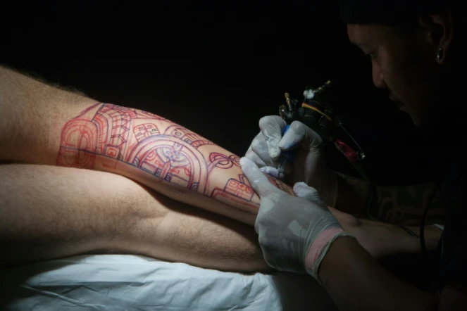 Une personne se fait tatouer lors du Festival international Polynesia Tatau, à Tahiti, le 3 avril 2016
