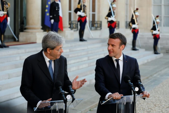 Emmanuel Macron et son homologue italien Paolo Gentiloni à l'Elysée à Paris le 21 mai 2017