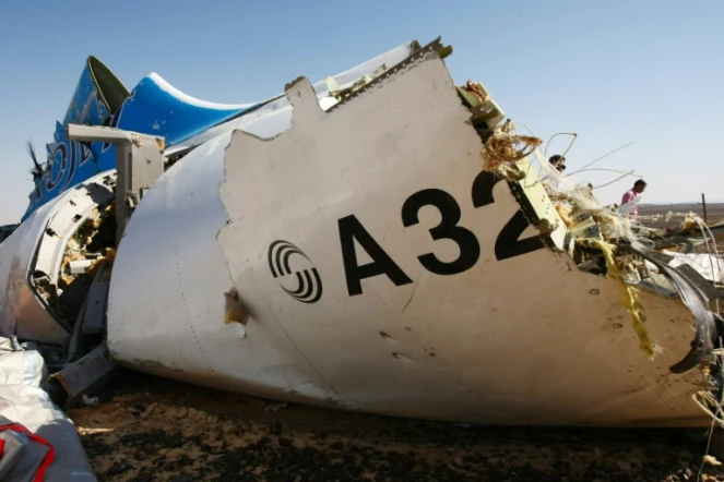 Un morceau de la carlingue de l'airbus de la compagnie russe, le 1er novembre 2015 après qu'il s'est écrasé dans le dans le désert du Sinaï