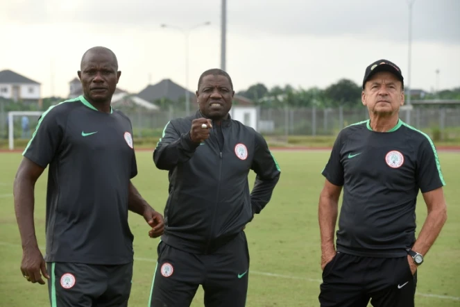 Salisu Yusuf, au centre, avec avec Gernot Rohr et Aloy Agu, lors d'un entraînement de l'équipe nigériane à Uyo au sud du Nigeria le 31 août 2017
