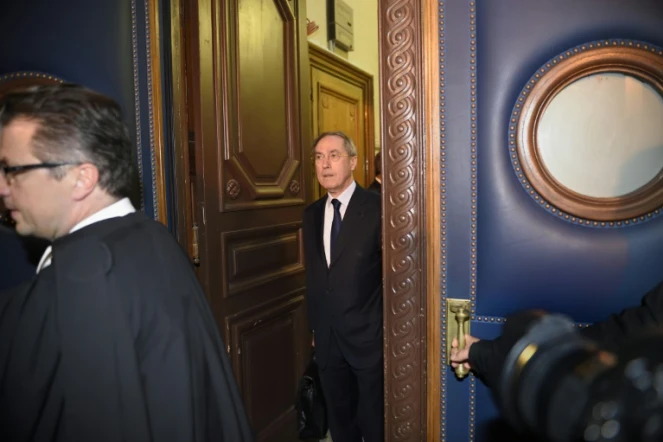 L'ancien ministre de l'Intérieur de Nicolas Sarkozy, Claude Guéant arrive pour l'ouverture de son procès au Palais de Justice de Paris, le 28 septembre 2015