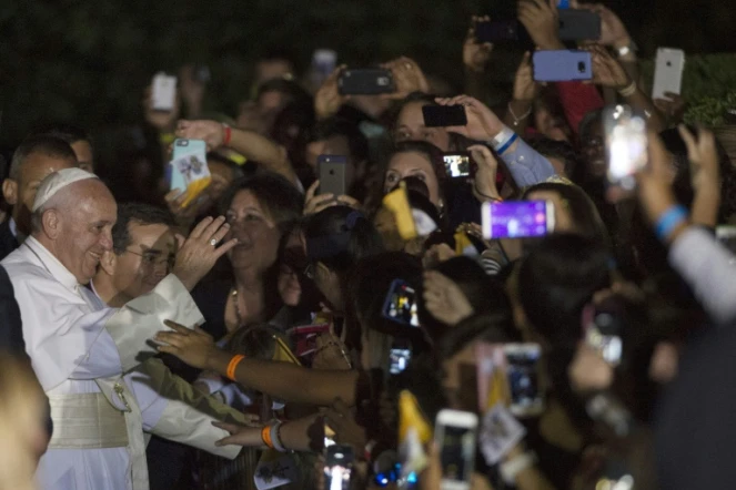 Le pape François salue la foule à Washington le 23 septembre 2015