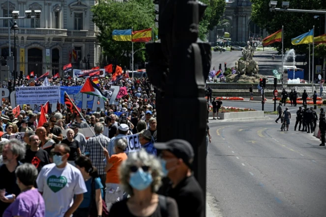 Des manifestants exigent la dissolution de l'Otan et réclament  la paix, le 26 juin 2022 à Madrid, à deux jours de l'ouverture du prochain sommet de l'Alliance atlantique dans la capitale espagnole