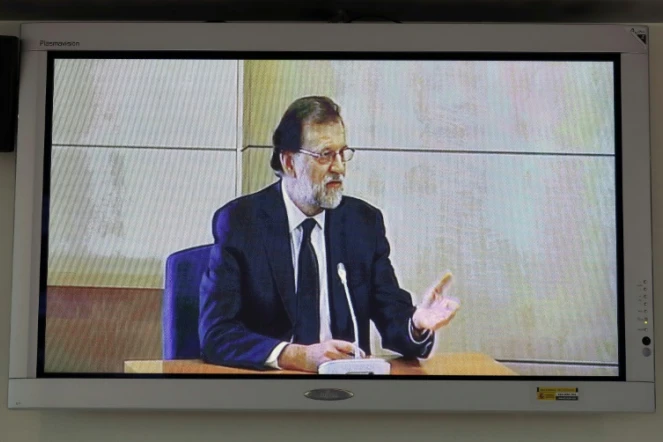 Photo, prise depuis la salle de presse du tribunal, du chef du gouvernement espagnol Mariano Rajoy témoignant dans un procès pour corruption, le 26 juillet 2017 à San Fernando de Henares, près de Madrid