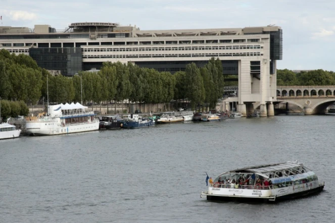 Un "Batobus" sur la Seine devant le ministère de l'Economie à Paris le 29 juillet 2015