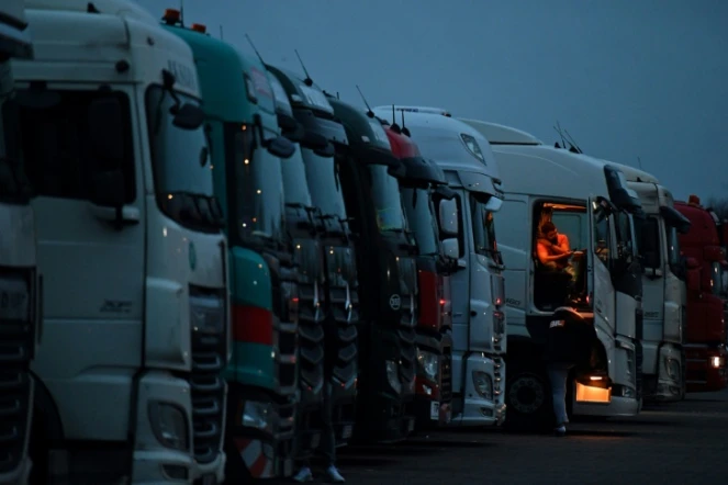 Des poids lourds immobilisés sur un parking près de Folkestone, dans le Kent (sud-est du Royaume-Uni), le 22 décembre 2020