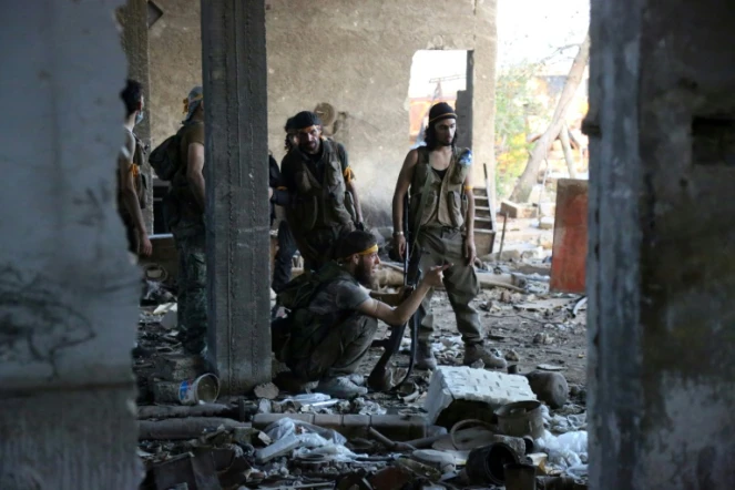 Des combattants rebelles patrouillent dans Ramussa, un quartier situé au sud-ouest d'Alep, le 6 août 2016